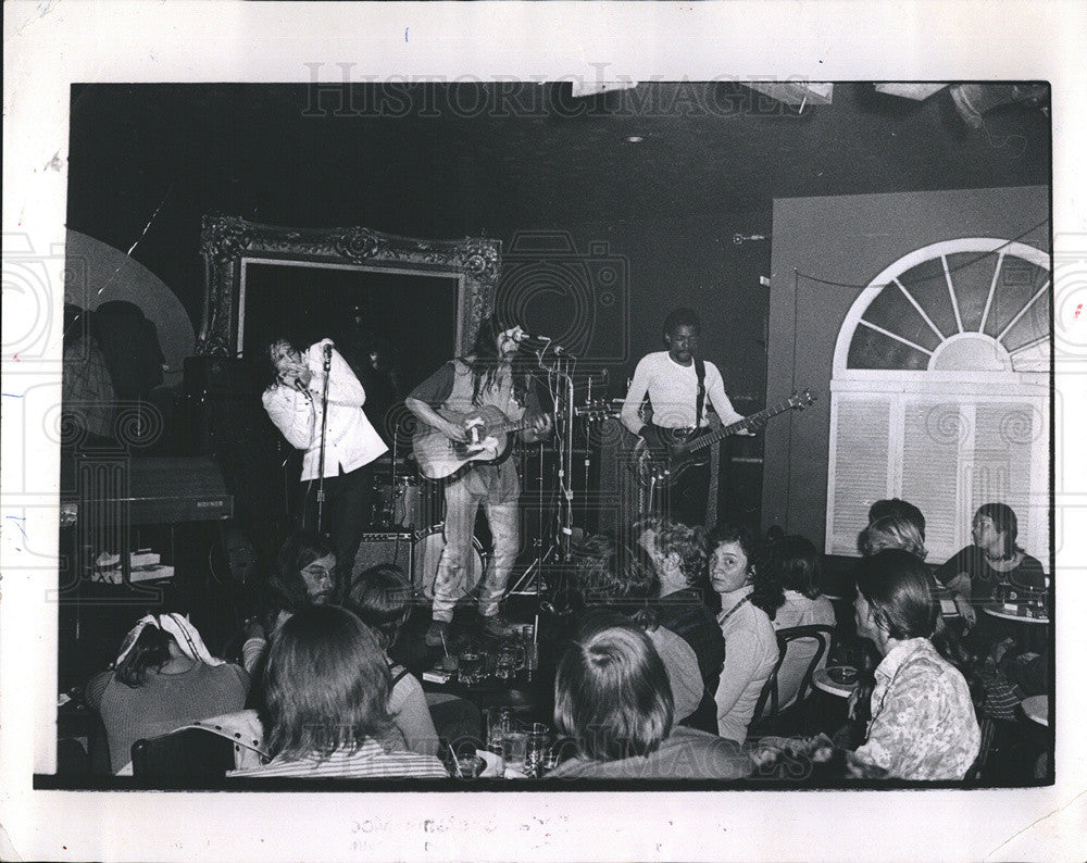 1986 Press Photo Richard Hardin&#39;s Quiet Night Club In Chicago Bands Play On Stge - Historic Images