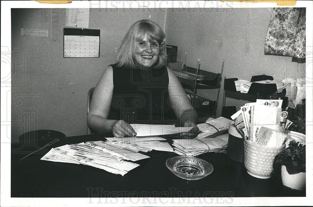 1977 Press Photo Entrepreneur Karen Quigley runs &quot;Silver Lining&quot; Bulletin. - Historic Images