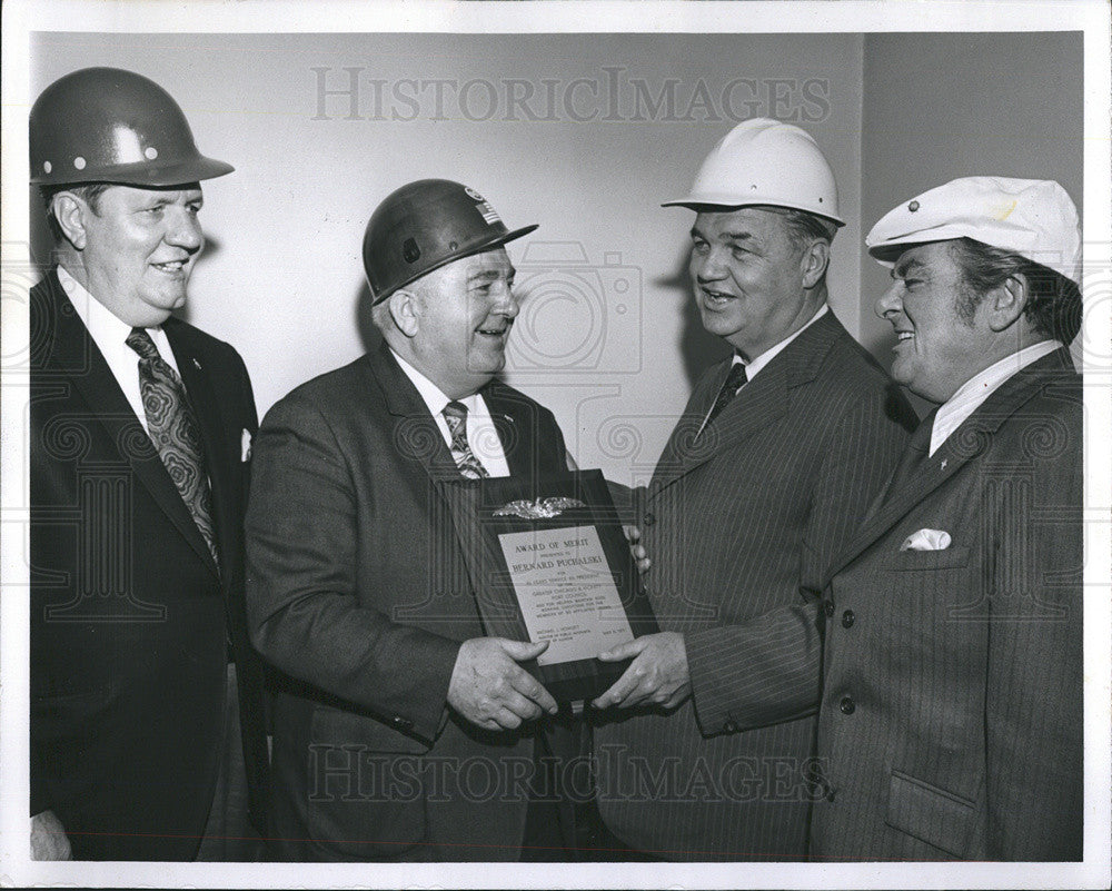 1971 Press Photo State Auditor Howelest makes an award of merit to B. Puchalski. - Historic Images
