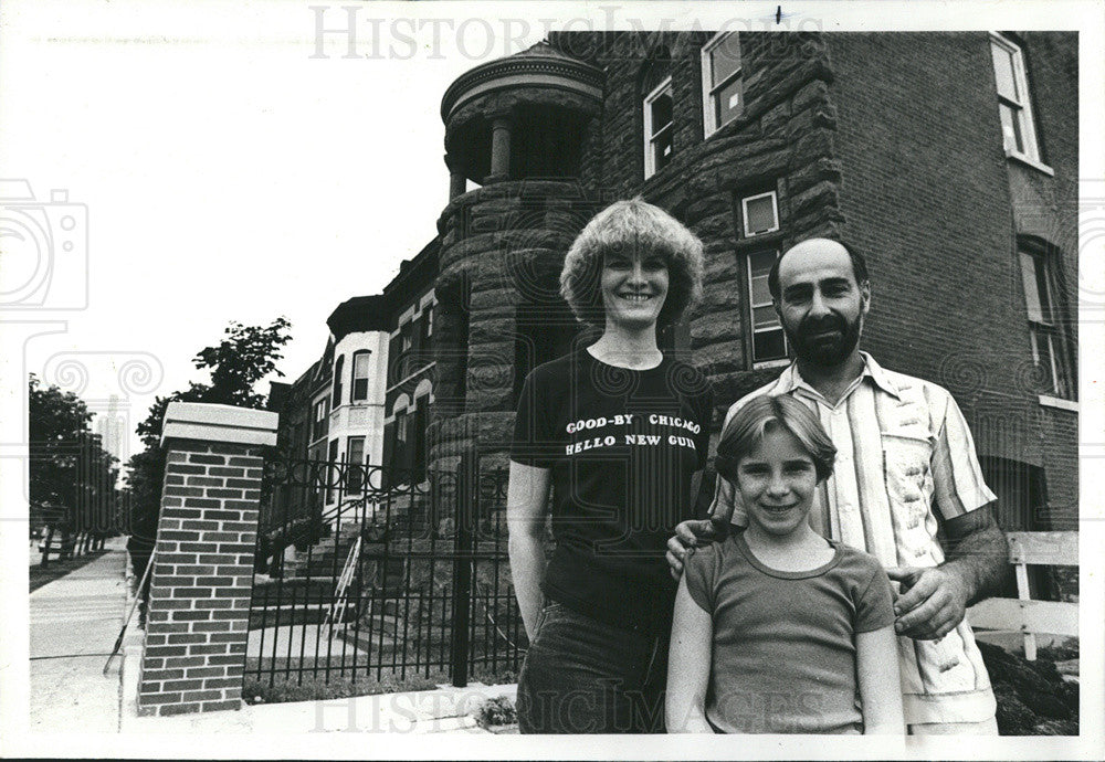 1979 Press Photo Rita Pucci And husband/Daughter In Home In Papua New Guinea - Historic Images