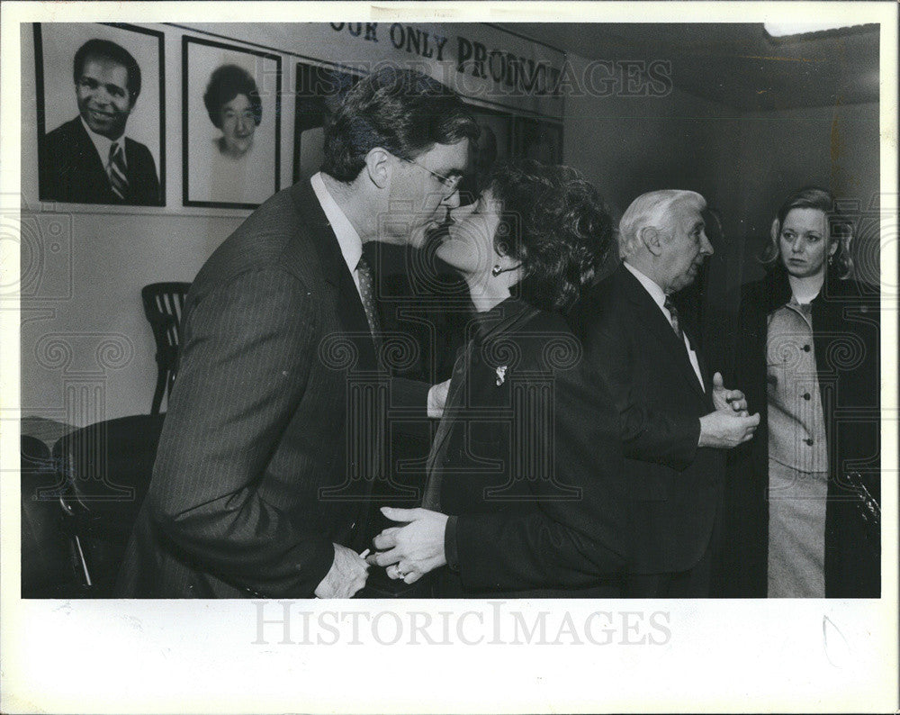 1987 Press Photo Aurelia Pucinski kisses her husband Jim Ketheley. - Historic Images