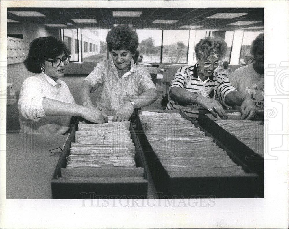 1989 Press Photo Aurelia Pucinski, helps file the pending cases. - Historic Images