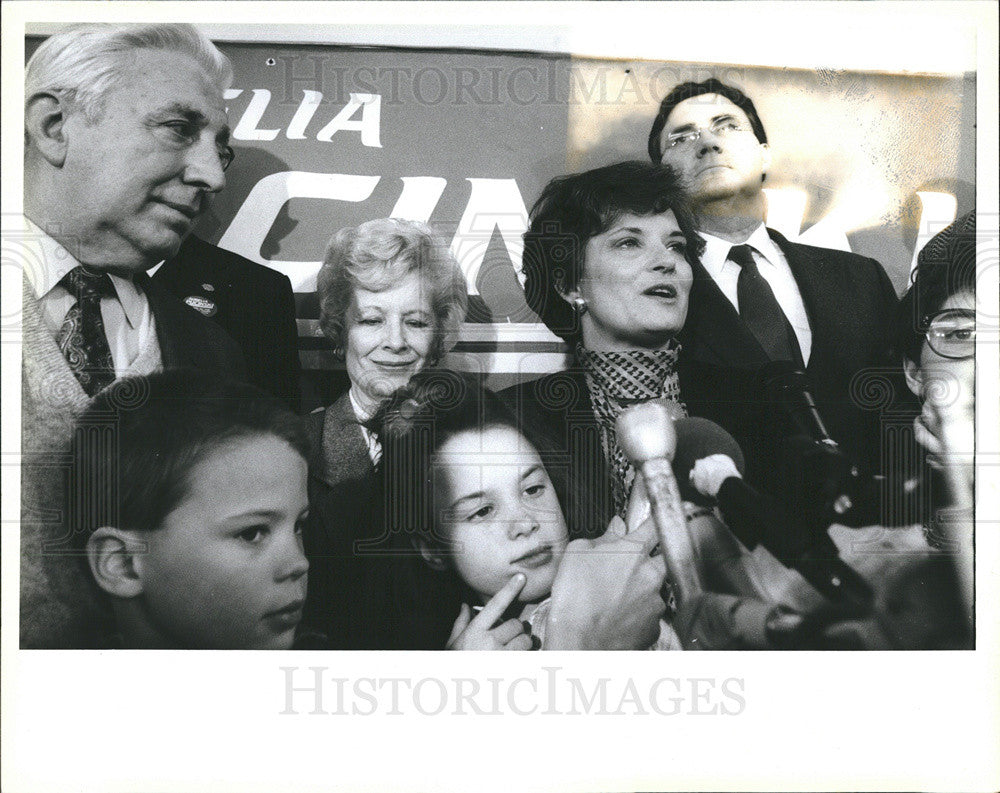 1988 Press Photo Aurelia Pucinski With Family After Primary Election Win - Historic Images