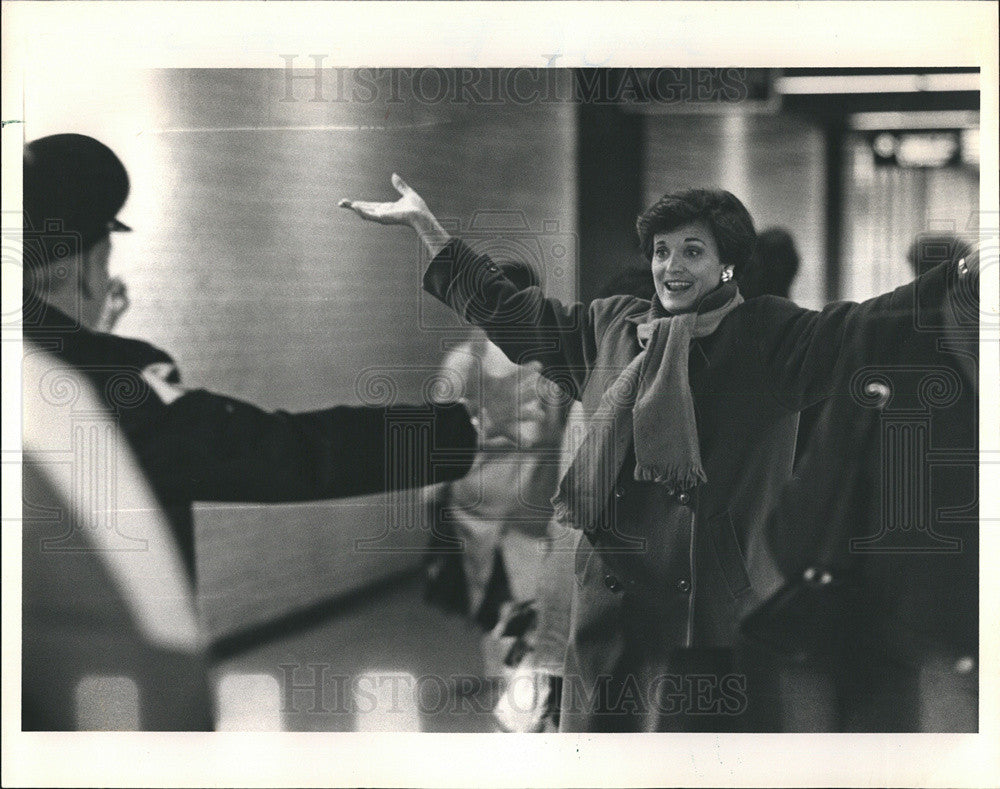 1988 Press Photo Aurelia Pucinski Greets Supporters After Cook County Clerk Win - Historic Images