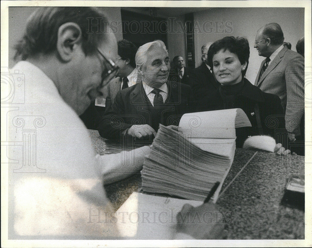 1985 Press Photo Roman Pucinski &amp; Daughter Aurelia Petition for City Officer - Historic Images