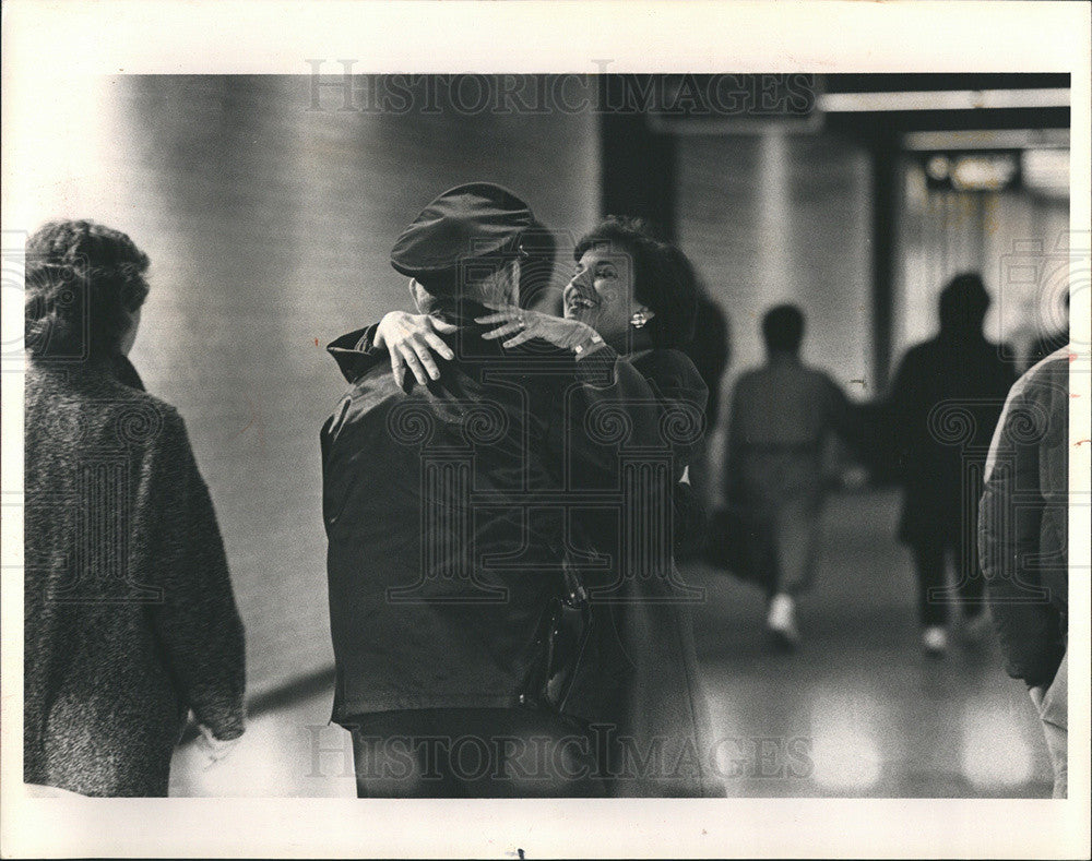 1988 Press Photo Aurelia Pucinski Circuit Court Clerk Elect Thanks Supporter - Historic Images