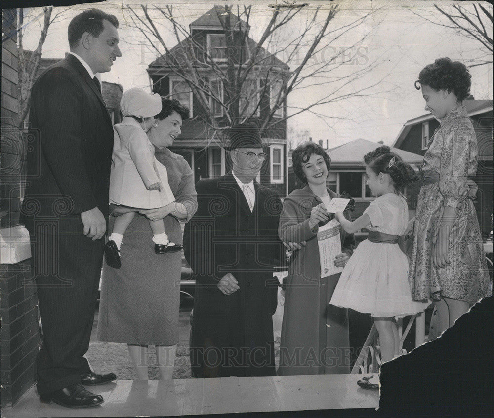 1961 Press Photo Fire Commissioner Robert J. Quinn, The Zitos &amp; Helen Anderson - Historic Images