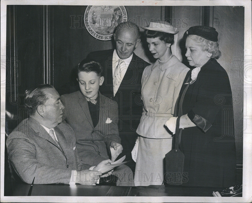 1958 Press Photo of Mayor Daley Delay gives check to the family of Firefighter. - Historic Images