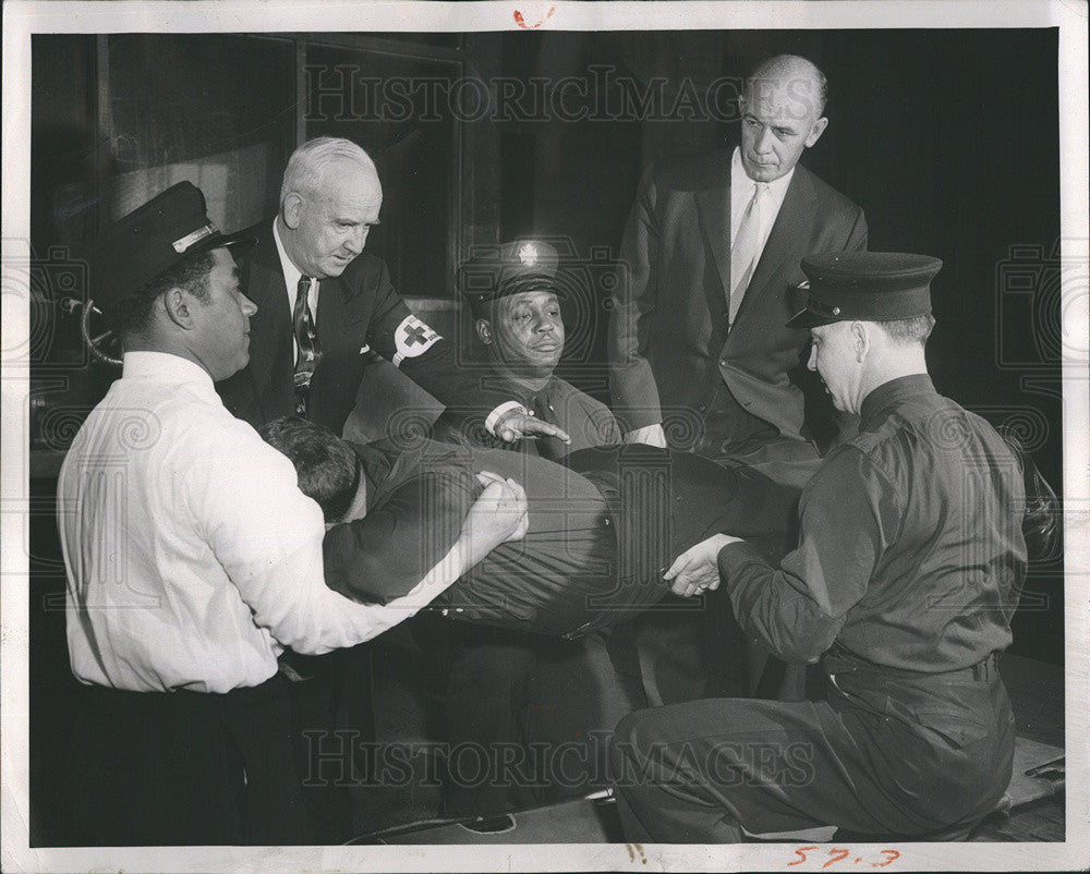 1957 Press Photo of First Aid &quot;locked joint&quot; to victim, show by Red Cross Fire - Historic Images