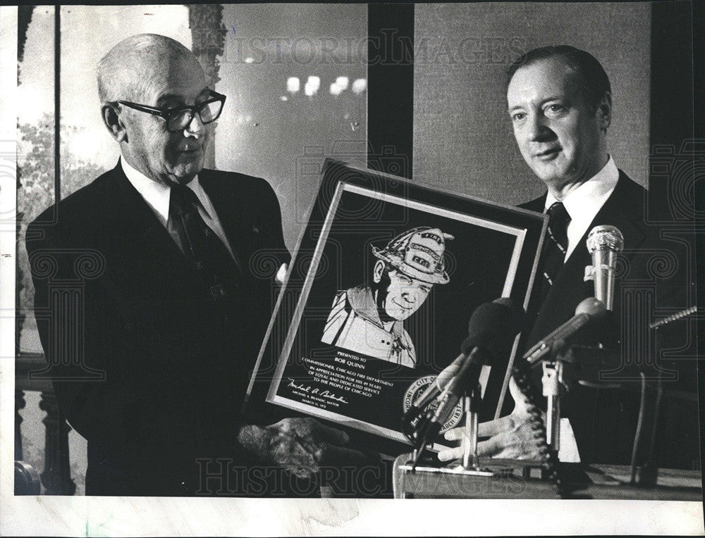 1978 Press Photo Robert J Quinn Plaque Appreciation Mayor Bilandic Bismarck - Historic Images