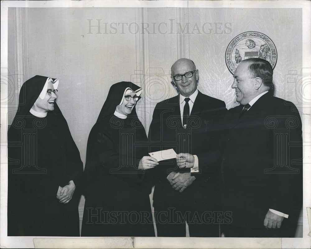 1968 Press Photo Sister Frances Borgia invite Mayor Daley to a concert - Historic Images