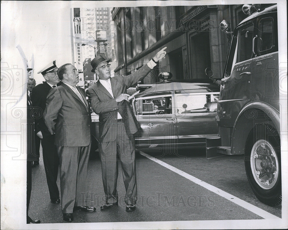 1961 Press Photo Mayor Daley and Fire Commissioner inspect fire equipment - Historic Images