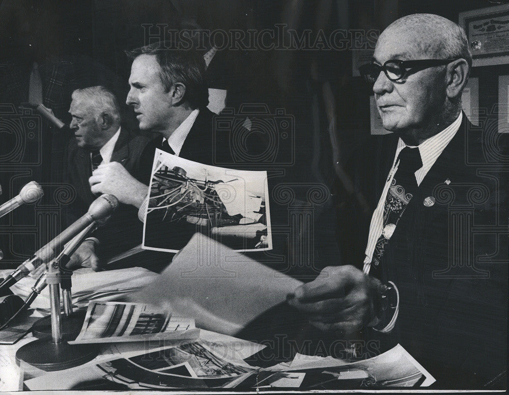 1975 Press Photo Robert Quinn, Fire Commissioner shows pictures of fire violatio - Historic Images