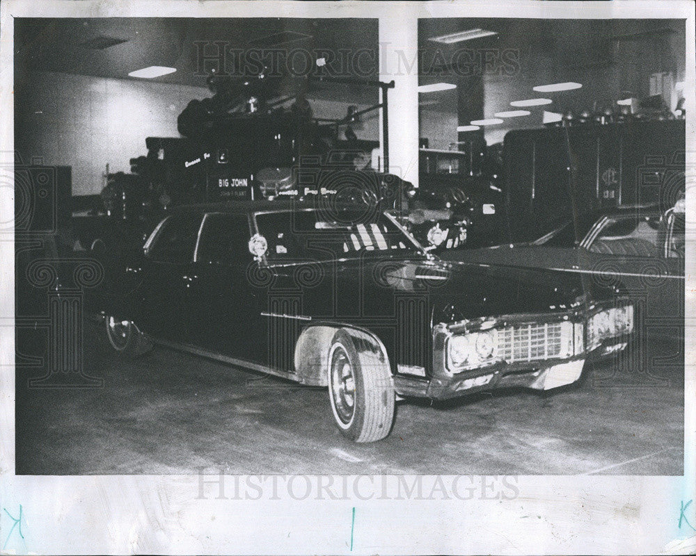 1972 Press Photo Fire Commissioner Robert Quinn&#39;s Car Parked In Firehouse - Historic Images