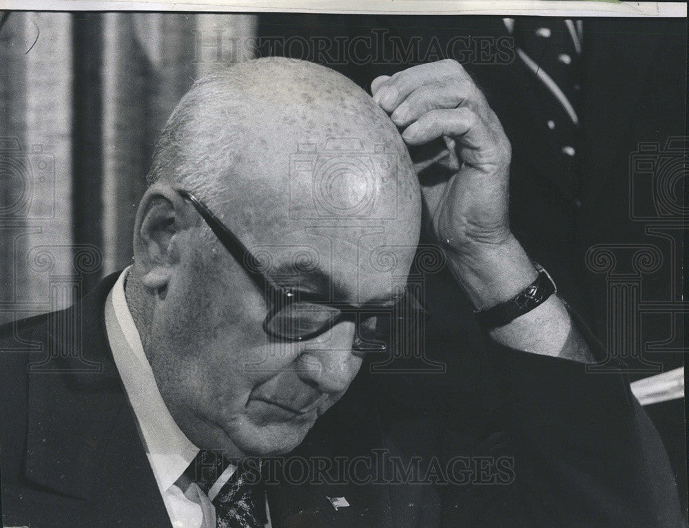 1975 Press Photo Fire Commissioner Robert Quinn Talks To Press About Fire Deaths - Historic Images