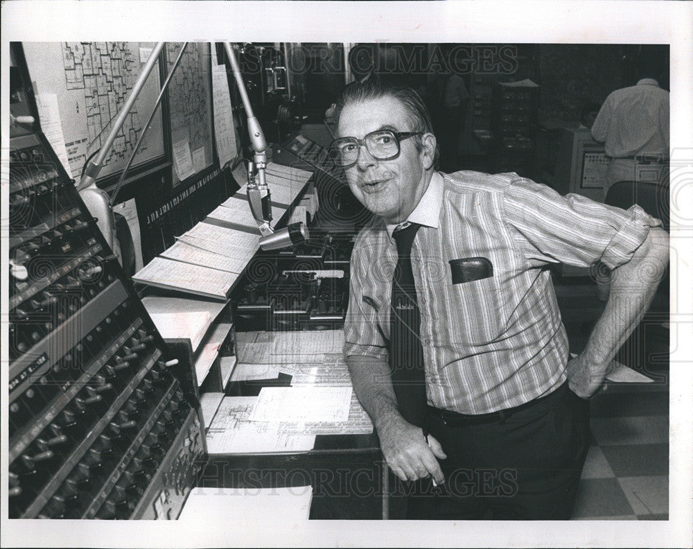 1991 Press Photo City Hall Room, Senior Dispatcher, Ken Little. - Historic Images