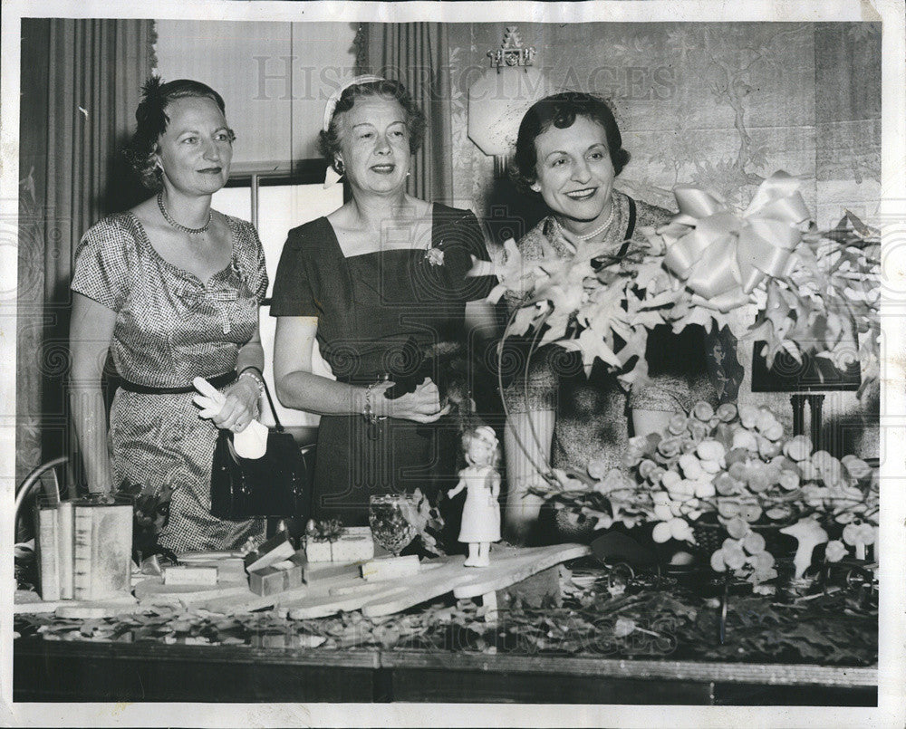 1956 Press Photo of Society of Evanston Hopital Women&#39;s Athletic Club. - Historic Images