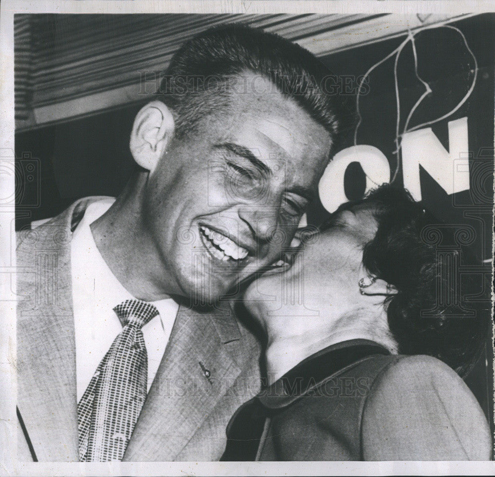 1953 Press Photo Glenard P. Lipscomb gets kiss from his wife Virginia as he lead - Historic Images