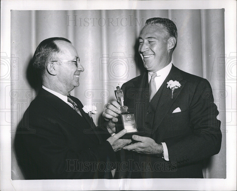 1953 Press Photo V.E.Logan presents Charles T. Lipocomb with an Oscar - Historic Images