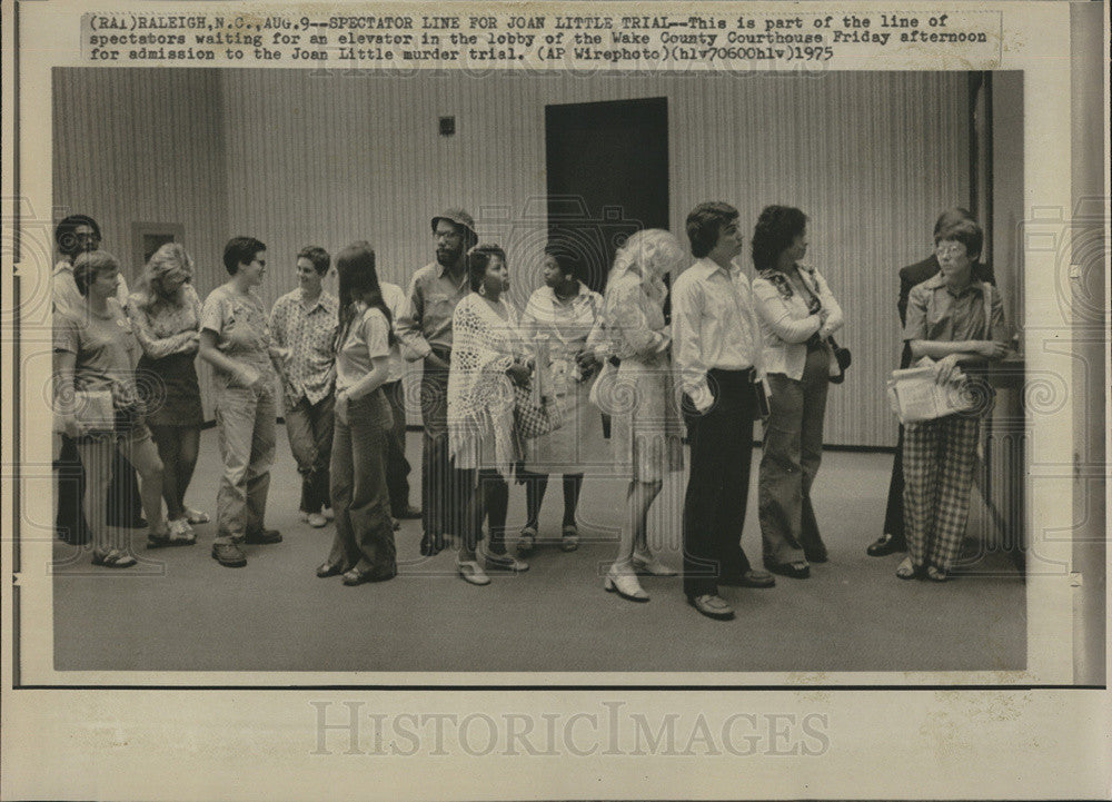 1975 Press Photo Spectators wait to get into court room for the Joan Little tria - Historic Images