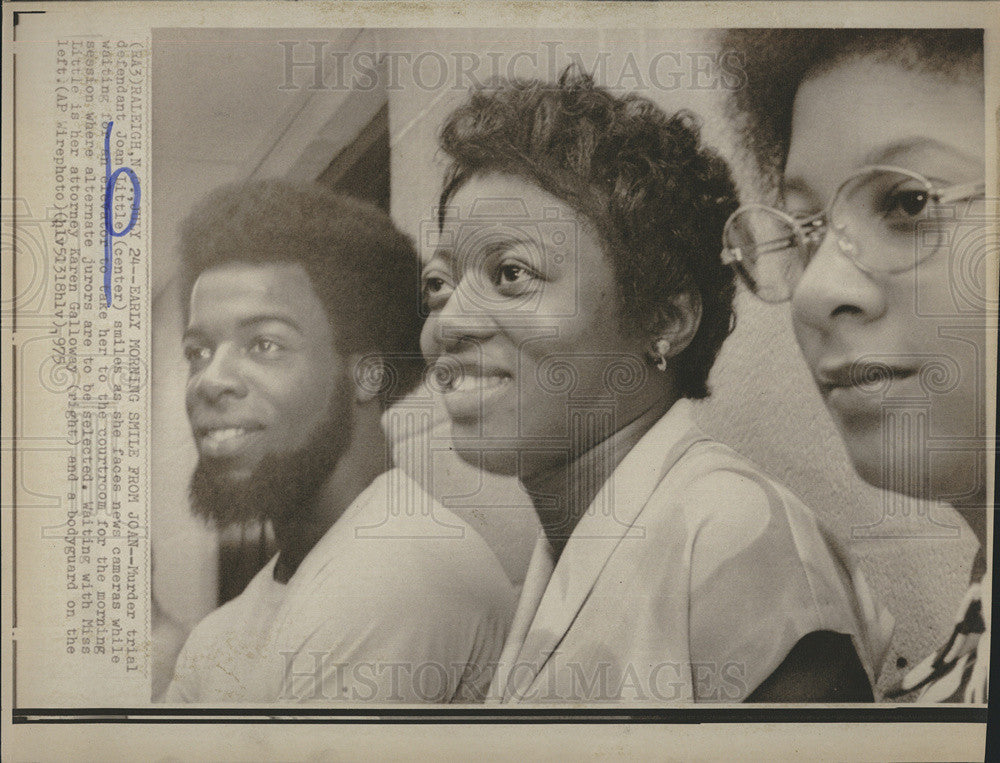 1975 Press Photo Joan Little smiles on her way to the courtroom for her murder t - Historic Images