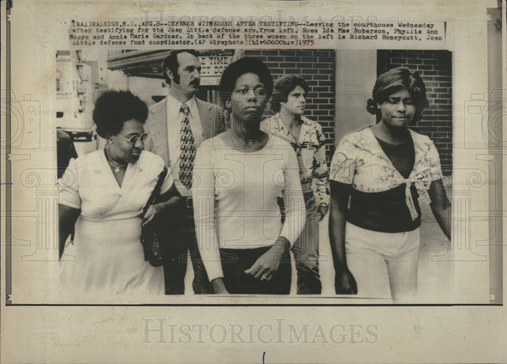 1975 Press Photo Witnesses leaving the Joan Little trial after questioning - Historic Images