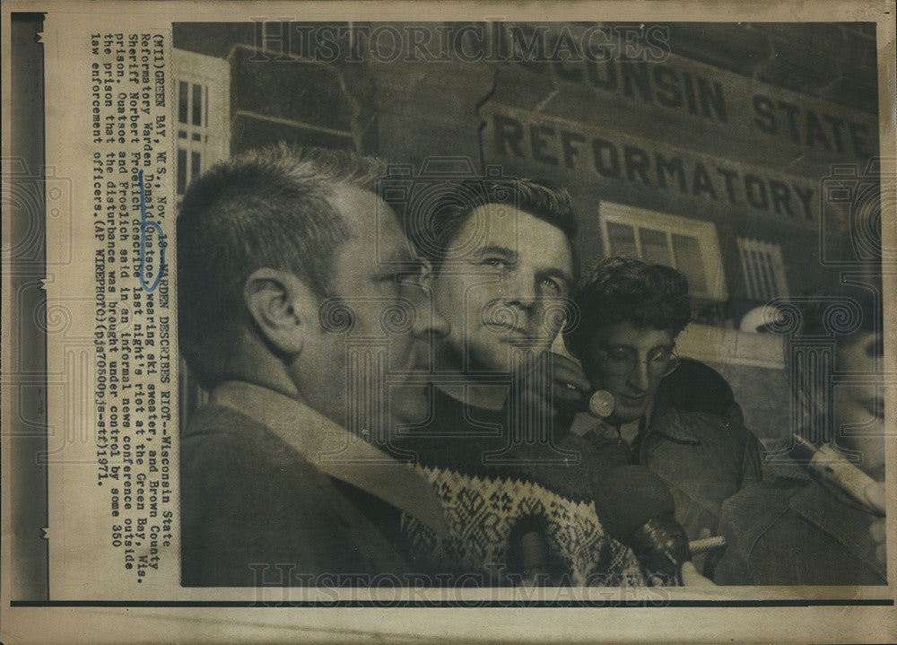 1971 Press Photo Sheriff Norbert Froelich speaks on prison riot - Historic Images