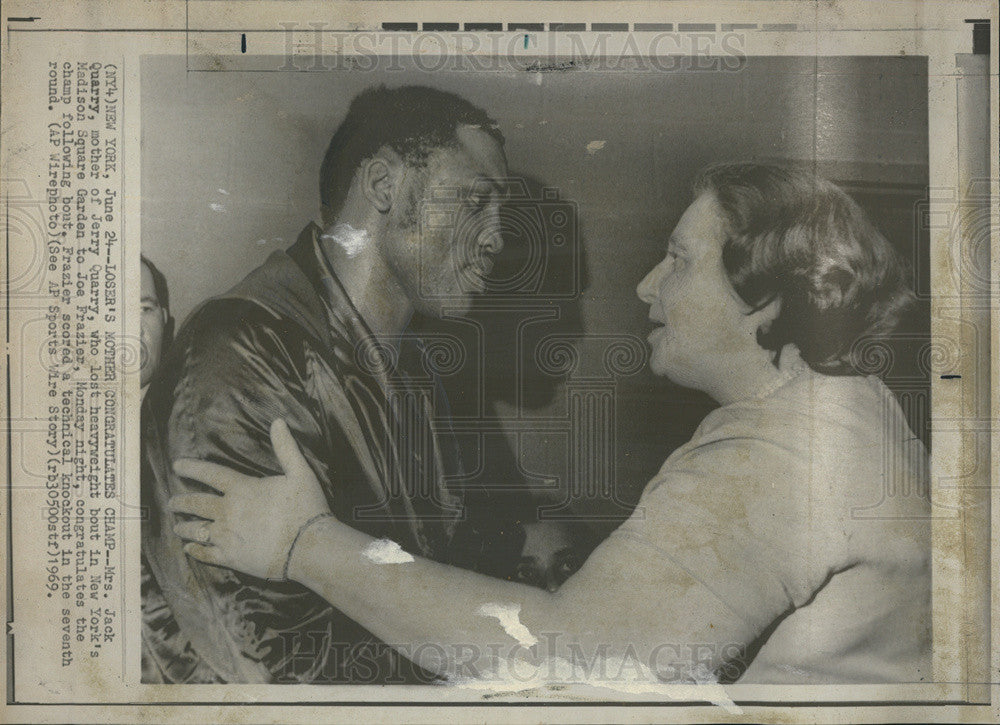 1969 Press Photo The mother of Joe Frazier&#39;s opponent congratulates him on his w - Historic Images