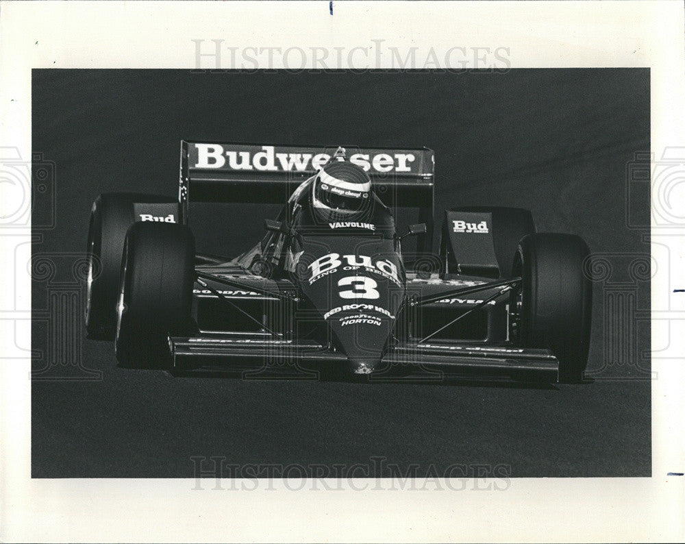 1986 Press Photo Bobby Rahal gets ready to race at Michigan 500 - Historic Images