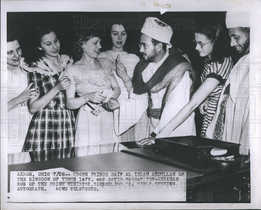 Press Photo Girls Seek Yemin Crown Prince Abdullah&#39;s Autograph - Historic Images