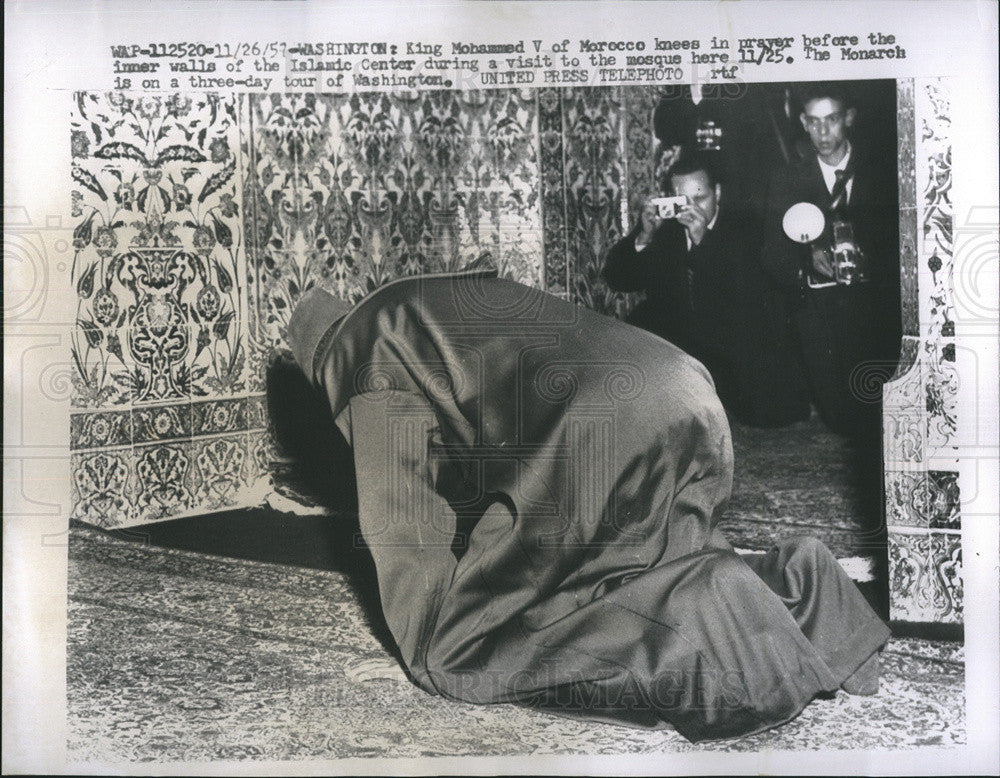 1957 Press Photo King Mohammaed V kneels in prayer at Islamic Center. - Historic Images