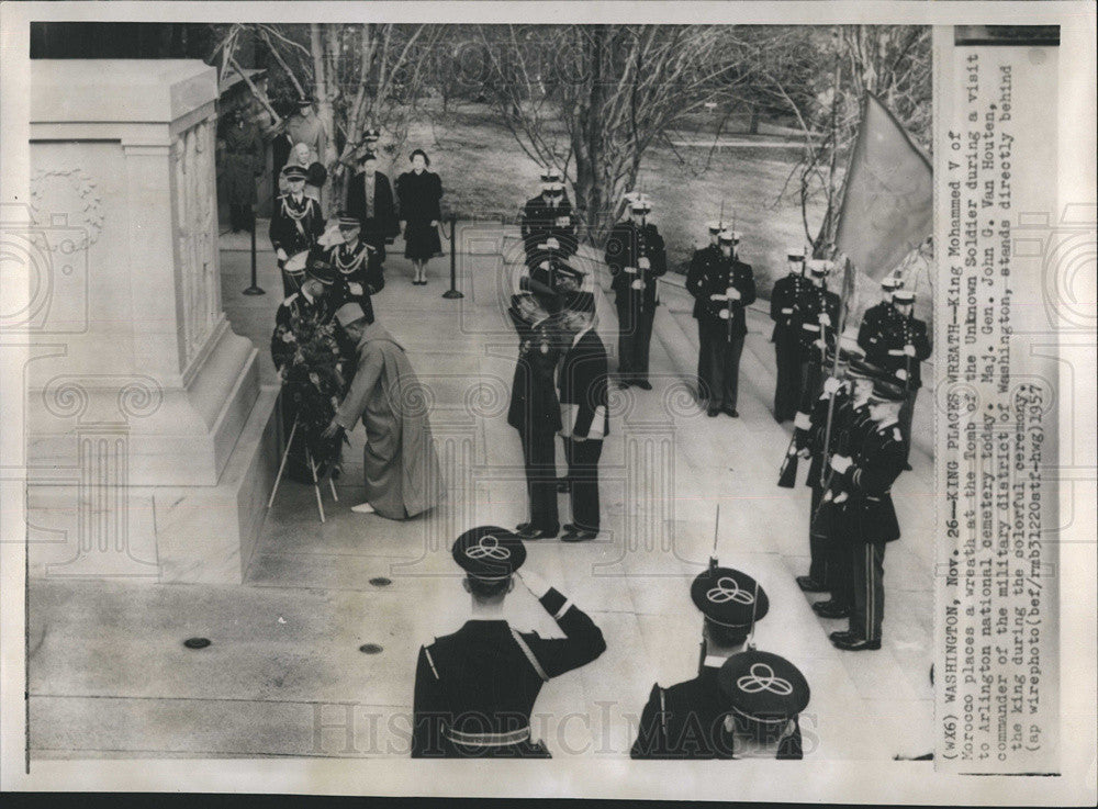 1957 Press Photo King Mohammad V places wreath on tomb of unkown soldier. - Historic Images