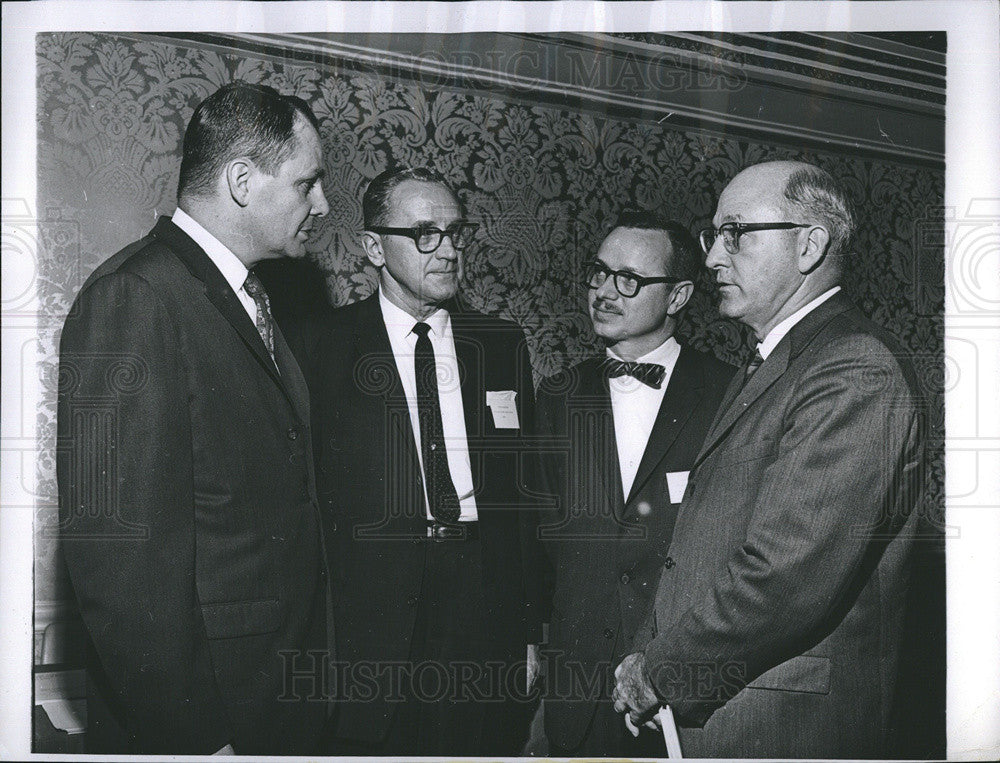 1964 Press Photo Discussing Business and Travel in Iowa at Meeting in Chicago - Historic Images