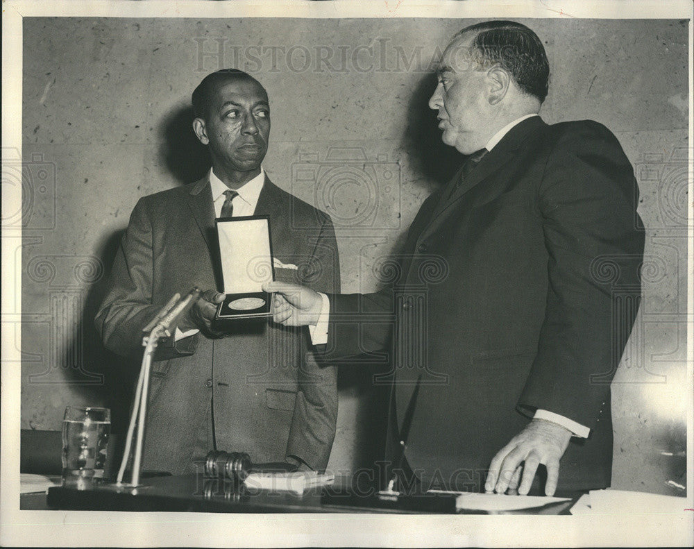 1966 Press Photo Medal of Honor Given to PFC Olive&#39;s Father, He was Killed - Historic Images