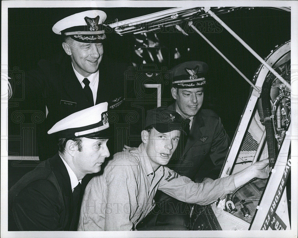 1969 Press Photo Coast Guard Machinist Explains the HH-52A&#39;s Turbine Powered Eng - Historic Images