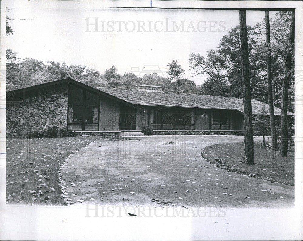 1968 Press Photo Rustic 5-bedroom home built in Lake Bluff - Historic Images