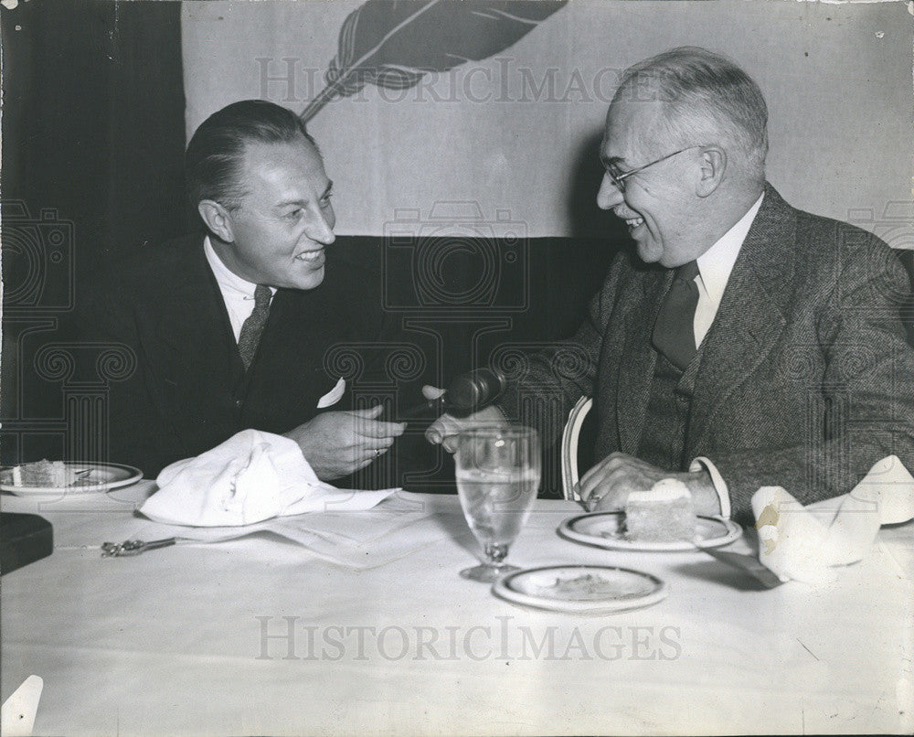 1945 Press Photo Walter P. Paepcke, and Laird Bell discuss the Community and War - Historic Images