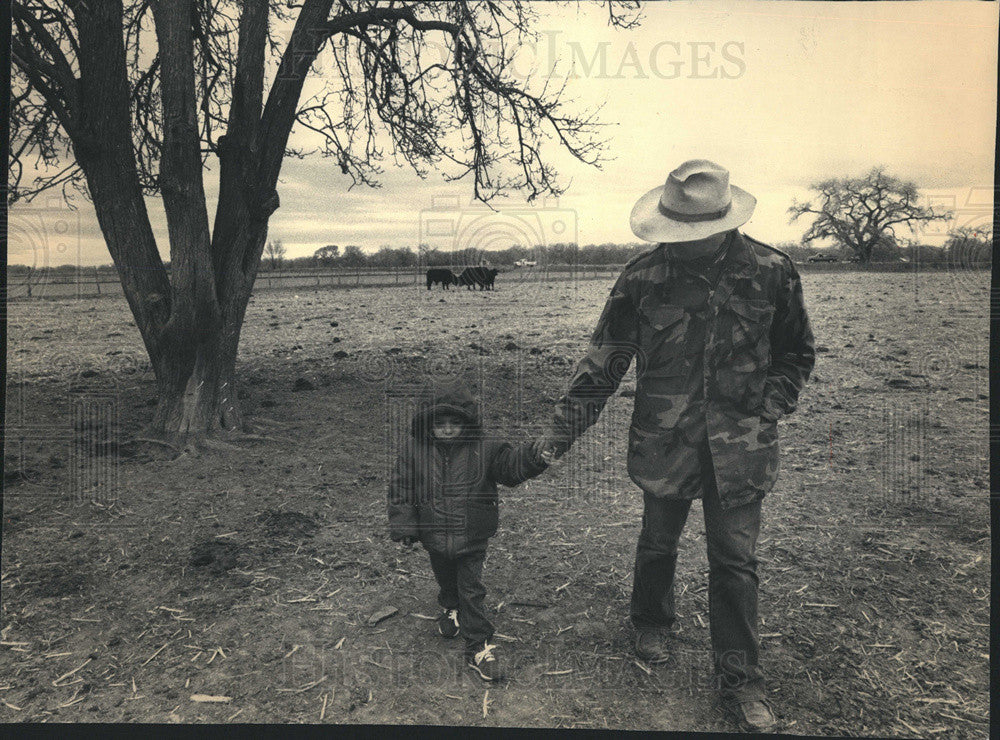 1988 Press Photo Fabian Padilla with son Mico in farm in Tome, N.M. - Historic Images