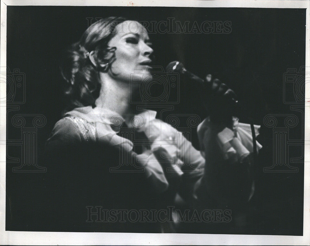 1973 Press Photo Traditional Pop Music Singer Patti Page Preforms In Chicago - Historic Images