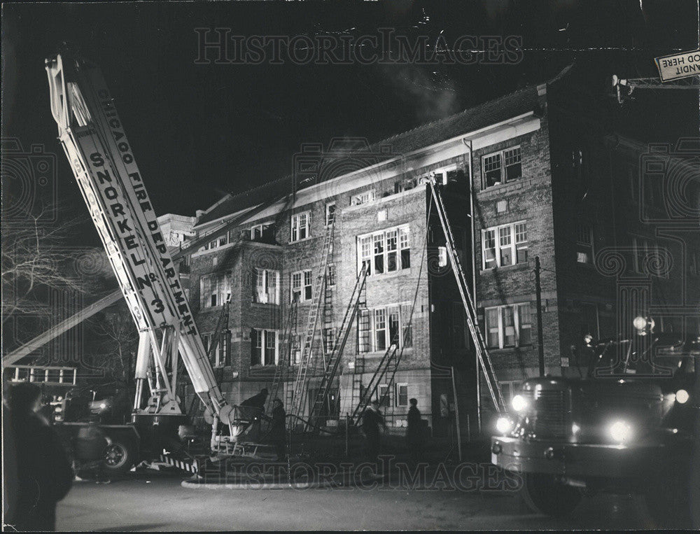 1965 Press Photo Fire Fighers Work To Put Out Complex Apartment Complex Fire - Historic Images