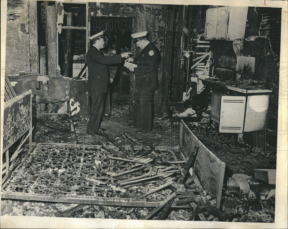 1965 Press Photo Chicago Officials At Site Of Apartment Fire Where Five Died - Historic Images