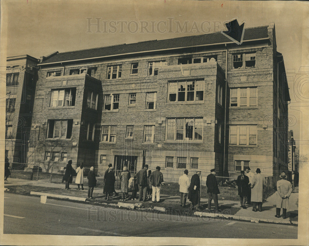 1965 Press Photo Spectators Outside Chicago Apartment Building Destroyed By Fire - Historic Images