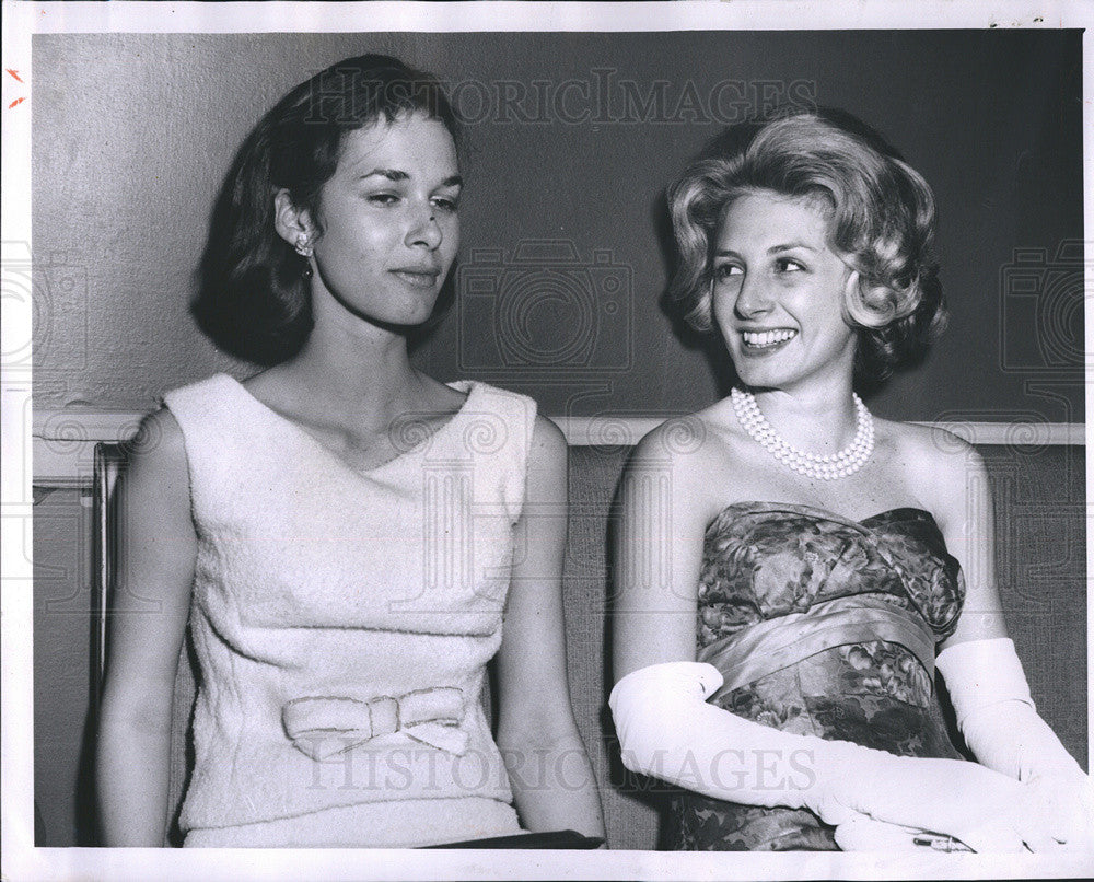 1963 Press Photo Mrs. J. Michael O&#39;Riley and Karen Rooney Await Ball Escorts - Historic Images