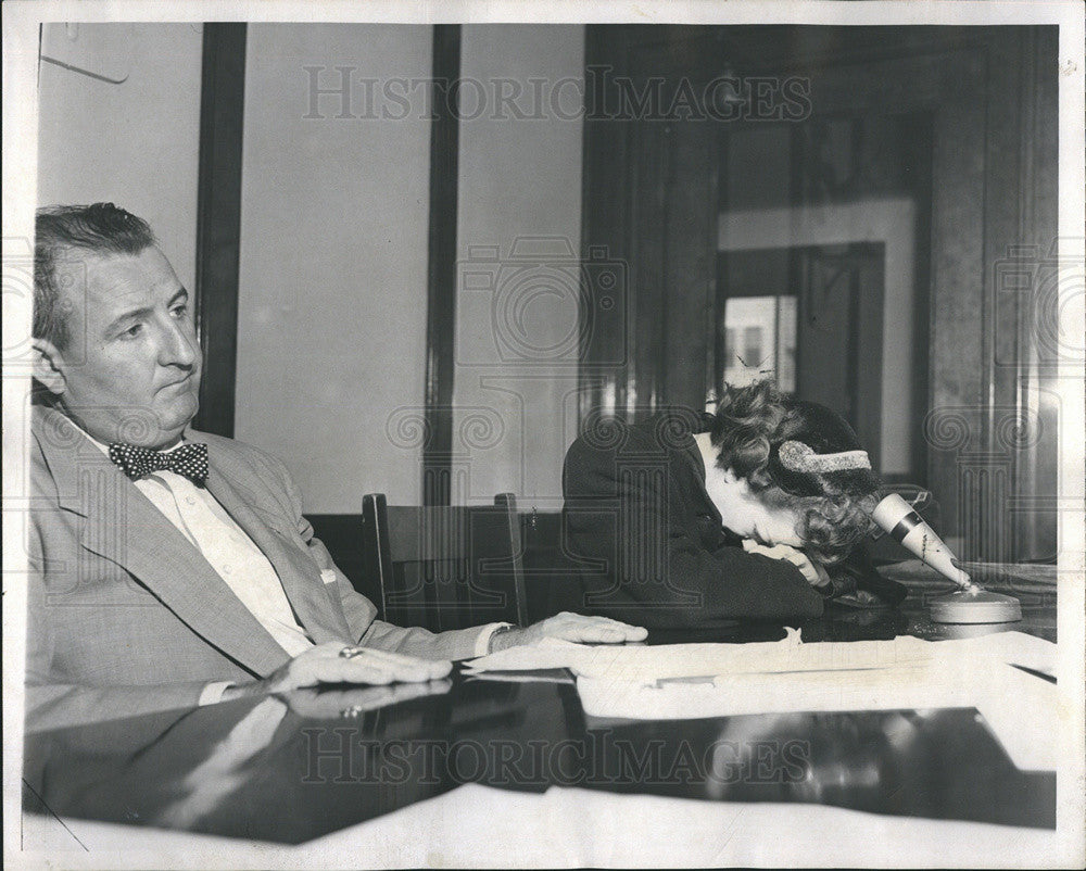 1955 Press Photo Mrs. Andrew Walters,collapse at Verdict &quot;Justifiable Homicide&quot;. - Historic Images