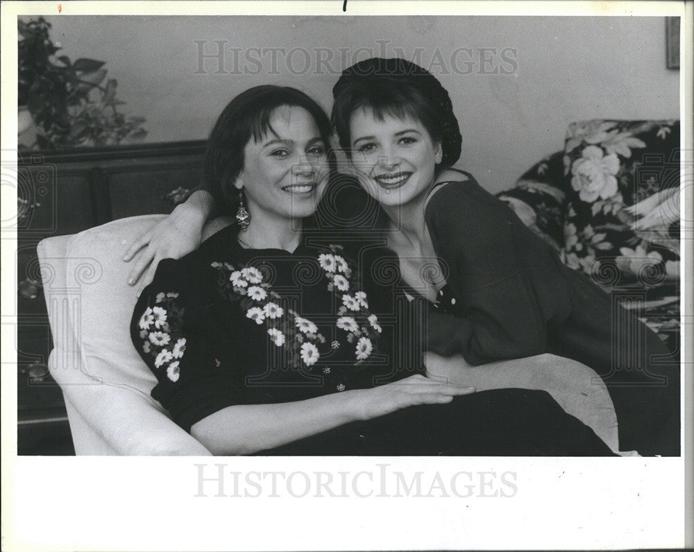 1988 Press Photo Actress Lena Olin and Juliette Binoche shares a smile. - Historic Images