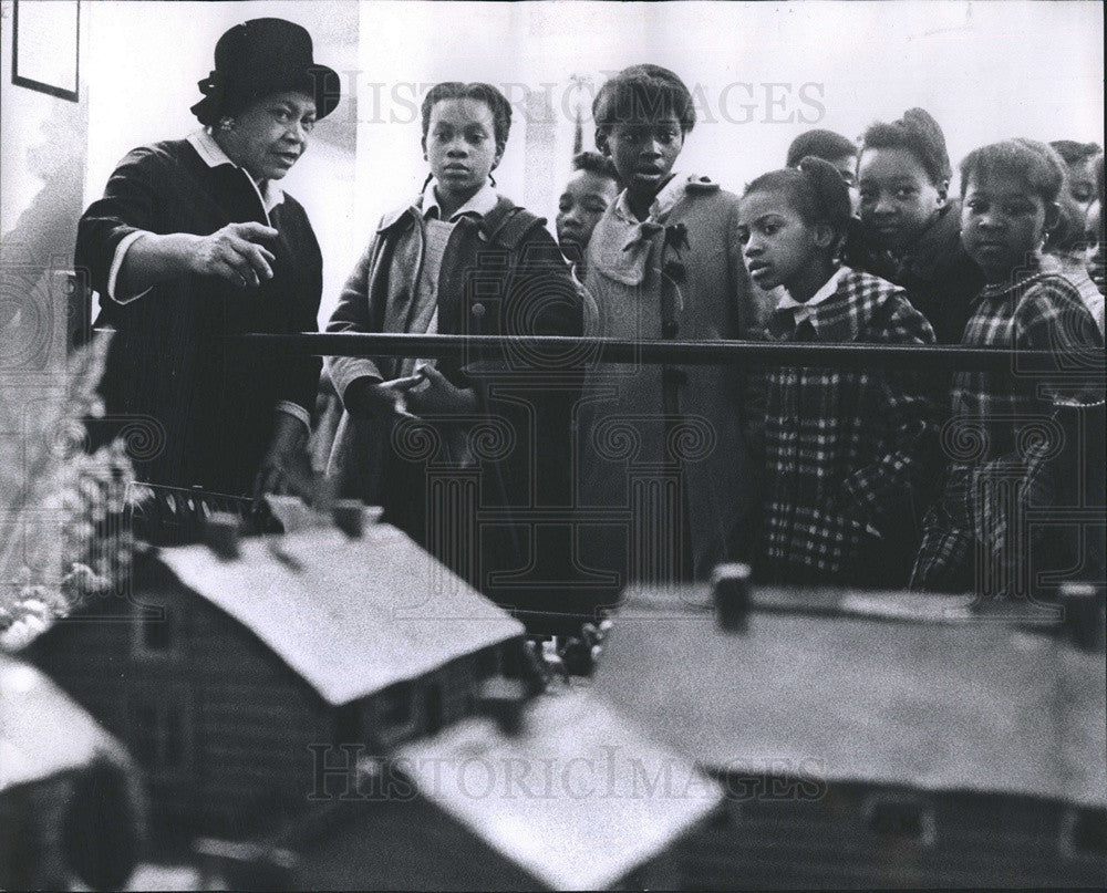 1968 Press Photo Mrs Thomas Nolan Talks DuSable Trade Post Lathrop School - Historic Images