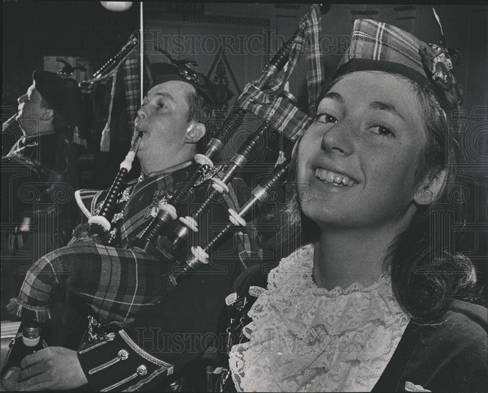 1968 Press Photo Jeanette Miller Crowned Queen Of the Heather Next to Bagpiper - Historic Images