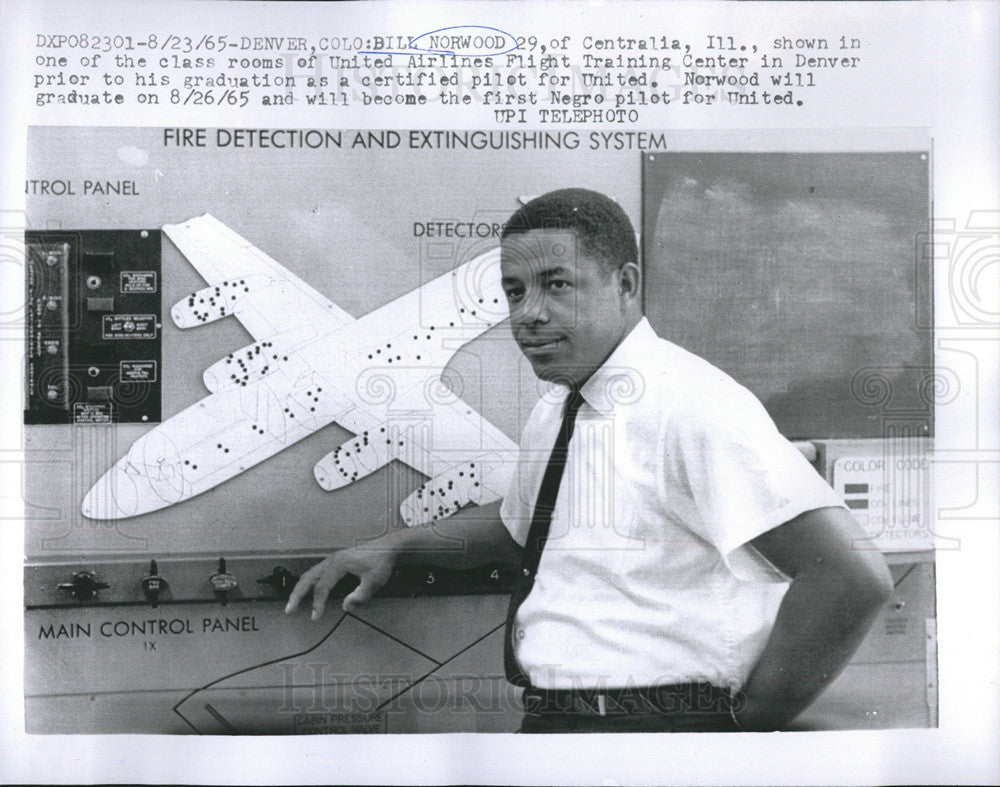 1965 Press Photo Bill Norwood of Illinois United Airlines Flight Training Center - Historic Images