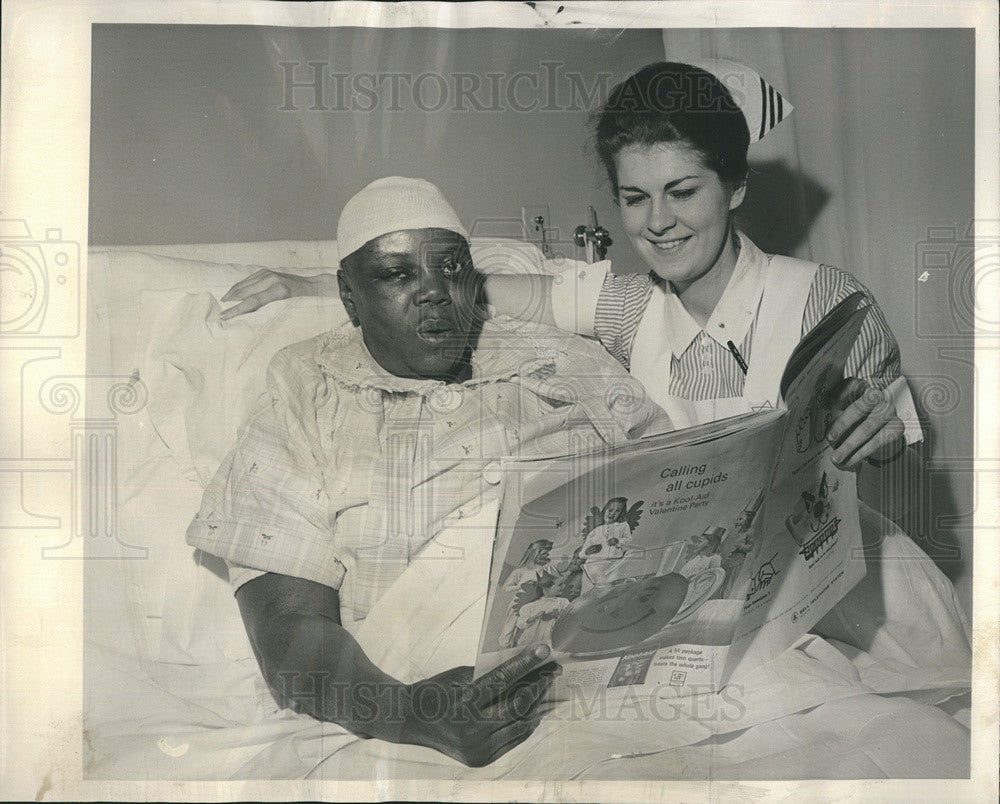 1964 Press Photo Mrs Blanche Norwood Recovering From Surgery with Nurse - Historic Images