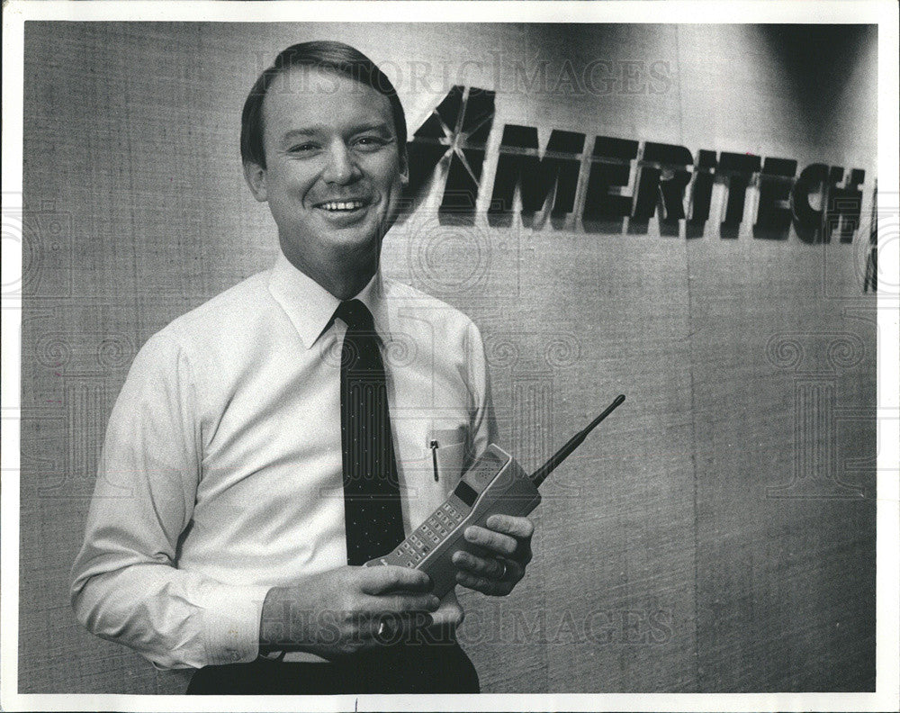 1986 Press Photo Richard Notebaert Ores Of Ameritech Mobile With Portable Phone - Historic Images